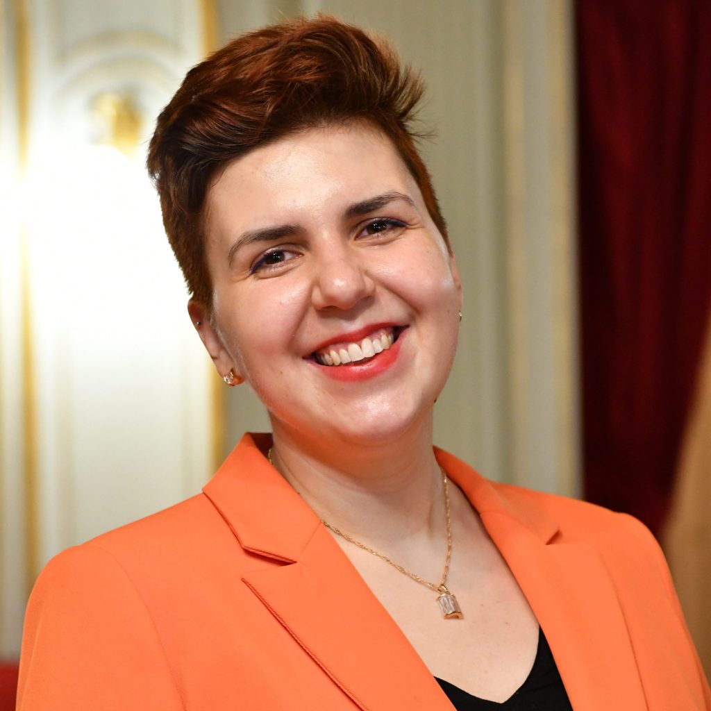 Veronika Reutz Drobnić skladateljica je i istraživačica nove glazbe, poznata po svojim inovativnim pristupima netradicionalnim i vizualnim partiturama te instrumentalnoj kompoziciji koja koristi već postojeće, često na tradicijskoj glazbi utemeljene materijale. Njezino istraživanje bavi se neurokognitivnim i perceptivnim procesima uključenima u izvođenje grafičkih i animiranih partitura. Njezina je glazba izvođena na četiri kontinenta, nagrađena je na brojnim natjecanjima te je imala TV i radijske portrete u Njemačkoj, Hrvatskoj i Japanu. Godinu dana studirala je na Muzičkoj akademiji u Zagrebu, nakon čega je završila preddiplomski studij na HDMK-u u Stuttgartu pod mentorstvom Luxe Schüttler, Jennifer Walshe i Joanne Bailie. Nakon toga je nastavila diplomski studij na HfM-u u Karlsruheu, gdje je studirala s Markusom Hechtleom i Wolfgangom Rihmom. Veronika je dodatno proširila svoje znanje i stručnost kroz studijski semestar 2022. na Kunitachi College of Music u Japanu kod Motoharua Kawashime. Svake godine sudjeluje i na međunarodnim majstorskim tečajevima iz kompozicije. Veronika je slobodna umjetnica i doktorandica na fakultetu za glazbu u Karlsruheu i u Zürichu, trenutno na istraživačkom semestru na kraljevskom glazbenom koledžu u Stockholmu. Tijekom svoje karijere njezine su skladbe stekle međunarodno priznanje i izvedene su na prestižnim festivalima diljem svijeta, u izvedbi ansambala kao što su SWR simfonijski orkestar, Badische Staatskapelle, orkestar Hrvatskoga narodnog kazališta u Zagrebu, Pony Says, Synchronos Ensemble, Aslan Ensemble, PART Ensemble, Ensemble Identität, Aslan Ensemble, Kaori Tanaka, IRK Ensemble, Quartet Revoiced, Cantus Juvenum Karlsruhe, Tempus Konnex Ensemble, Chatori Shimizu, skladateljski kolektiv Salastina Los Angeles i mnogi drugi. Za listu svih izvedbi, nagrada i poveznica, posjetite internetsku stranicu: https://veronikareutz.com/